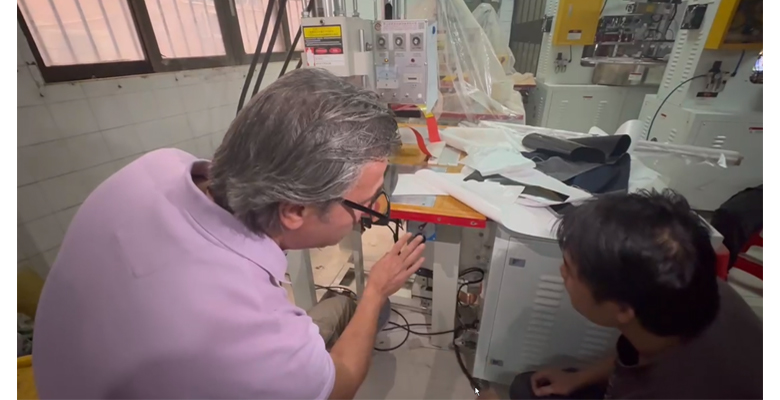 振嘉高周波師傅指導(dǎo)外國友人